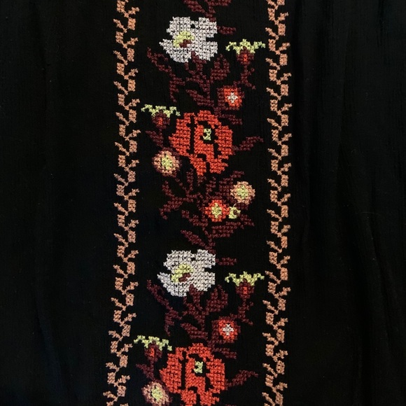 Old navy black blouse red flowers - Picture 2 of 4